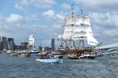 20 Ağustos 2025. Hollanda, Amsterdam. Yelken Uluslararası Festivali - gemilerin geçit töreni.
