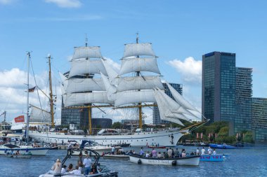 20 Ağustos 2025. Hollanda, Amsterdam. Yelken Uluslararası Festivali - gemilerin geçit töreni.