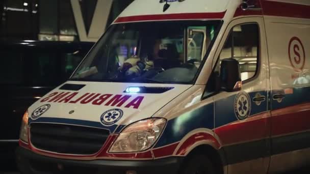 Veículo Ambulância Com Flashers Estacionados Estrada Noite Uma Antiga Cidade — Vídeo de Stock