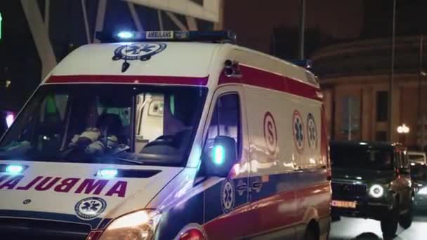 Ambulance Voertuig Met Flitsers Geparkeerd Weg Nachts Een Oude Europese — Stockvideo