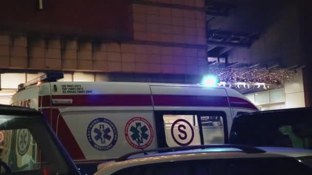 Ambulance Voertuig Met Stroboscoop Zaklamp Het Ziekenhuis Parkeerplaats Nachts Auto — Stockvideo