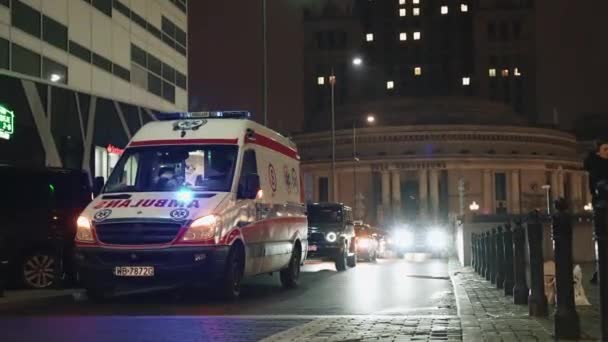 Vehículo Ambulancia Con Flashers Aparcado Carretera Por Noche Una Antigua — Vídeo de stock