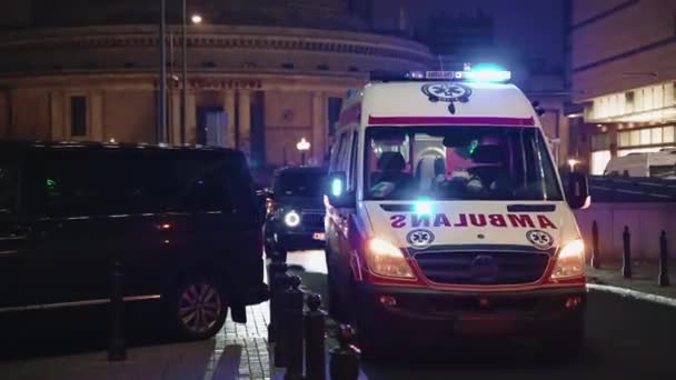 Ambulance Voertuig Met Flitsers Parkeerplaats Nachts Oude Europese Stad Auto — Stockvideo