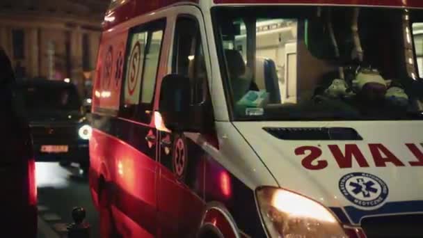Parkeerde Ambulance Auto Met Flitsers Weg Nachts Ambulance Voertuig Nachts — Stockvideo