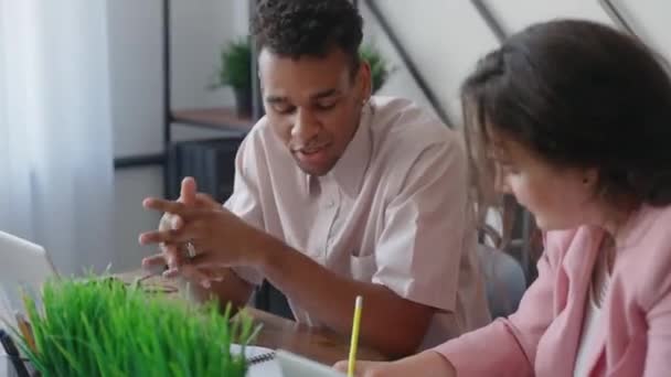 Genç Bir Adam Bir Kadın Masada Oturan Bir Projeyi Tartışıyor — Stok video