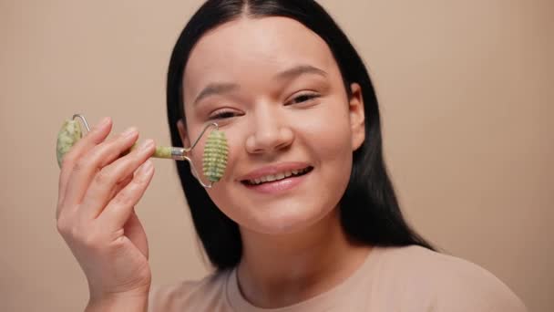 Detailní Záběr Dívky Kožním Válečkem Obličeji Béžovém Pozadí Reklama Péči — Stock video