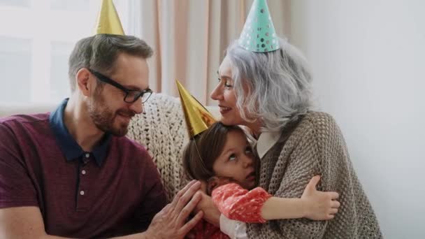 Молода Дівчина Розважається Веселиться Батьком Бабусею Вечірці День Народження Бабуся — стокове відео