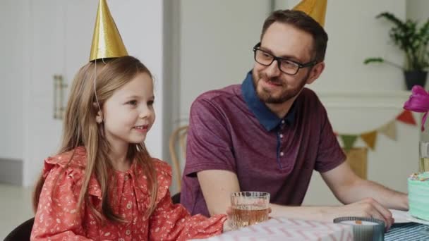 Das Junge Mädchen Sitzt Mit Geburtstagstorte Tisch Und Spricht Mit Lizenzfreies Stock-Filmmaterial