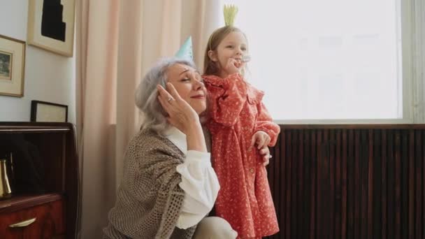 Abuela Niña Sonriendo Mientras Abrazan Fiesta Cumpleaños Abuela Nieta Haciendo — Vídeo de stock