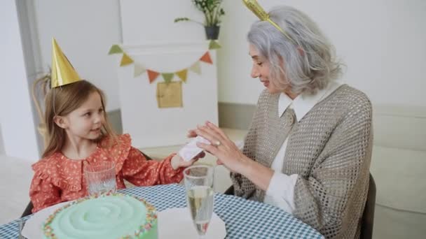 Starší Žena Dostává Dárek Své Vnučky Narozeninové Večeři Šťastná Rodina — Stock video