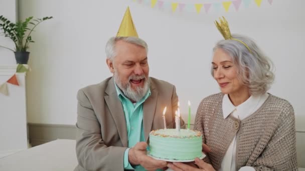 Couple Âgé Souffle Une Bougie Sur Gâteau Dîner Anniversaire Soirée Séquence Vidéo