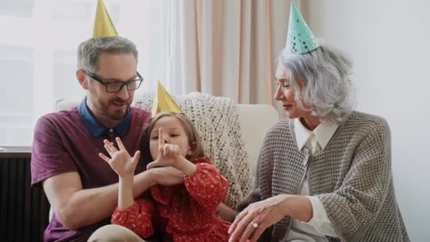 Junges Mädchen Hat Spaß Und Kuschelt Auf Geburtstagsparty Mit Vater lizenzfreies Stockvideo