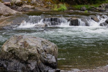 Green River Şelaleleri ve Boulder Dolu Orman Bankası. Yüksek kalite fotoğraf