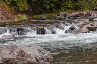 Green River Şelaleleri ve Boulder Dolu Orman Bankası. Yüksek kalite fotoğraf
