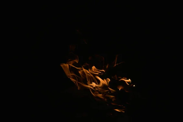 Oheň Hoří Noci Černé Pozadí — Stock fotografie