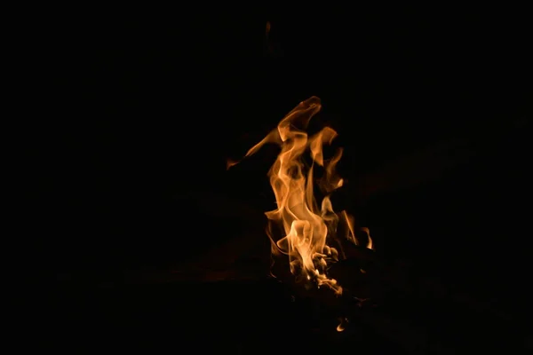夜の火災 黒の背景に燃える — ストック写真