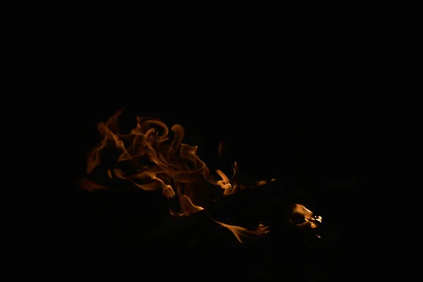 火在夜间燃烧 黑色背景 — 图库照片