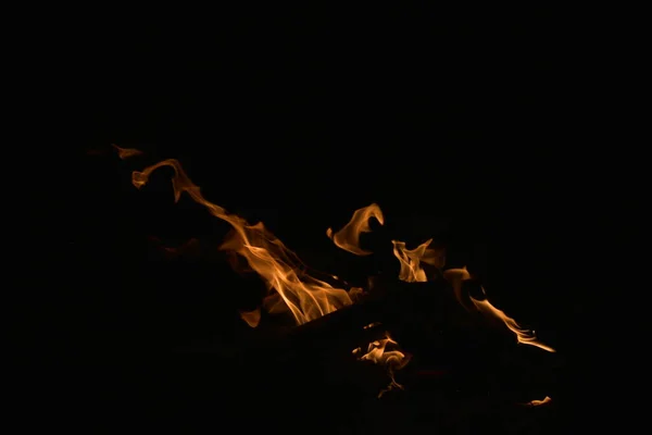 Φωτιά Καίει Νύχτα Μαύρο Φόντο — Φωτογραφία Αρχείου