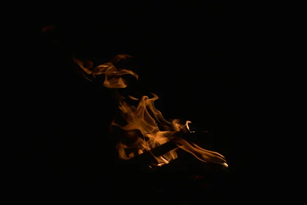 Feuer Brennt Der Nacht Schwarzer Hintergrund — Stockfoto