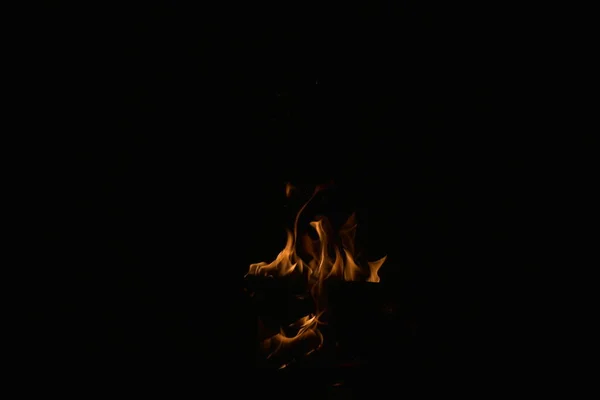 Ogień Pali Się Nocy Czarne Tło — Zdjęcie stockowe