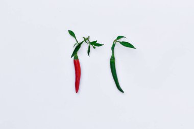 Beyaz arka planda yeşil kırmızı biber, kesme yolu materyali
