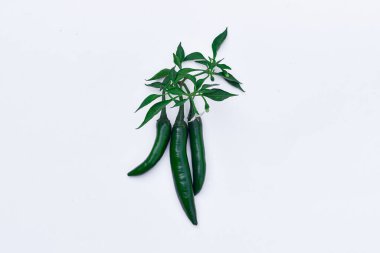 Beyaz arka planda yeşil kırmızı biber, kesme yolu materyali