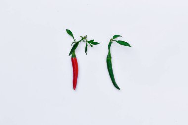 Beyaz arka planda yeşil kırmızı biber, kesme yolu materyali