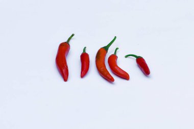 Kırmızı biberler beyaz, kırpma yolu materyali üzerinde izole