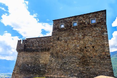 İsviçre Bellinzona 'daki Sasso Corbaro Kalesi. UNESCO Dünya Mirası Alanı