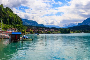 Brienz, İsviçre 'de Brienz Gölü ve İsviçre Alpleri manzarası