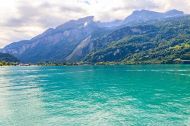 Brienz, İsviçre 'de Brienz Gölü ve İsviçre Alpleri manzarası