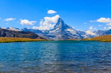 Stelli Gölü (Stellisee) ve Matterhorn Dağı 'nın Zermatt, İsviçre Alpleri' ndeki manzarası