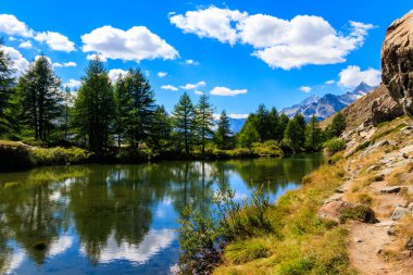 Grindji Gölü (Grindjisee) ve İsviçre Alpleri 'nin Zermatt, İsviçre' deki Beş Göl Yolu 'ndaki manzarası