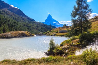 Yazın İsviçre 'nin Zermatt kentindeki Five Lakes Trail' de Moosjisee Gölü ve Matterhorn Dağı manzarası.