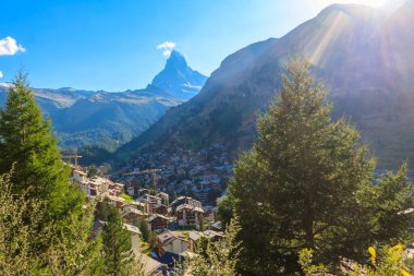 İsviçre 'nin Valais kantonundaki Zermatt kasabası ve Matterhorn Dağı manzarası