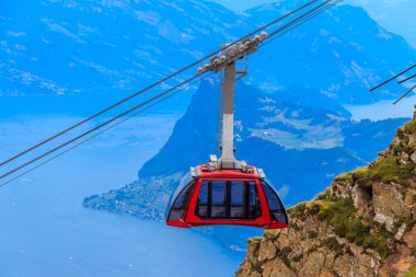 İsviçre, Lucerne Kantonu 'ndaki Pilatus Dağı' nın tepesine giden teleferik.