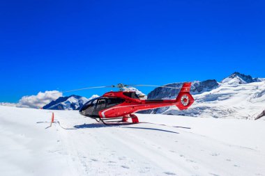 Kızıl helikopter, Bernese Oberland, İsviçre 'deki Jungfrau dağına indi.