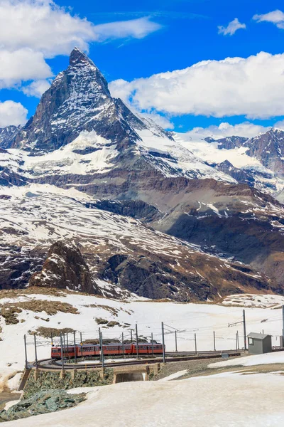 Uitzicht Besneeuwde Matterhorn Bergtop Zwitserse Alpen Met Tandradtrein Van Gornergrat — Stockfoto