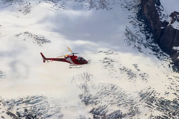 Hélicoptère Survolant Les Alpes Suisses Enneigées Suisse — Photo