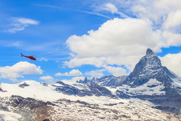 Helikopter Vliegt Besneeuwde Matterhorn Piek Zwitserland — Stockfoto
