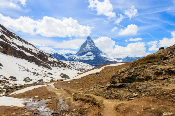 Landschappelijk Uitzicht Besneeuwde Matterhorn Bergtop Zonnige Dag Met Blauwe Lucht — Stockfoto