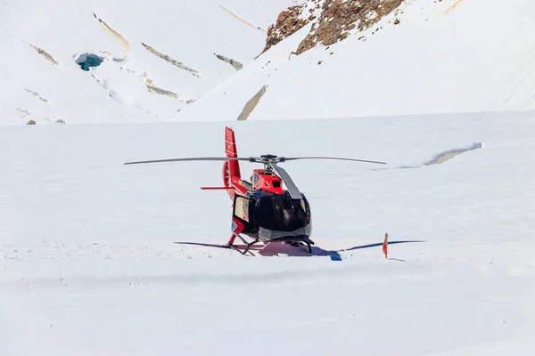 헬리콥터 스위스 융프라우 착륙하였다 — 스톡 사진