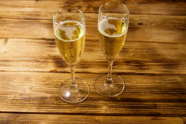 Twee Glazen Champagne Houten Tafel — Stockfoto