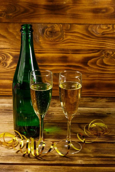 Otevřená Láhev Šampaňského Dvě Sklenice Šampaňského Dřevěném Stole — Stock fotografie
