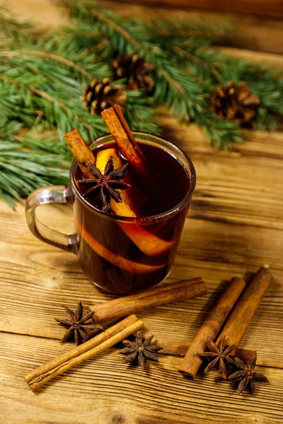 圣诞用香料 枞树枝条和圆锥装饰在木制桌子上的酒 — 图库照片