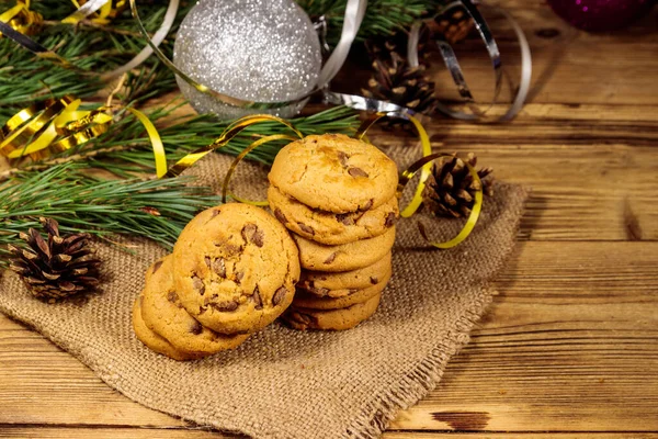 Choklad Chip Cookies Med Juldekoration Träbord — Stockfoto