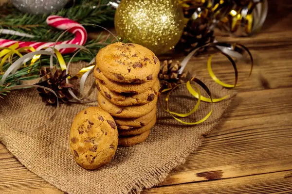 Biscuits Aux Pépites Chocolat Avec Décoration Noël Sur Table Bois — Photo