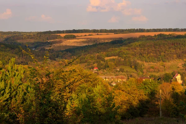 青い空と山の丘の上のカラフルな秋の木と絵のような秋の風景 — ストック写真