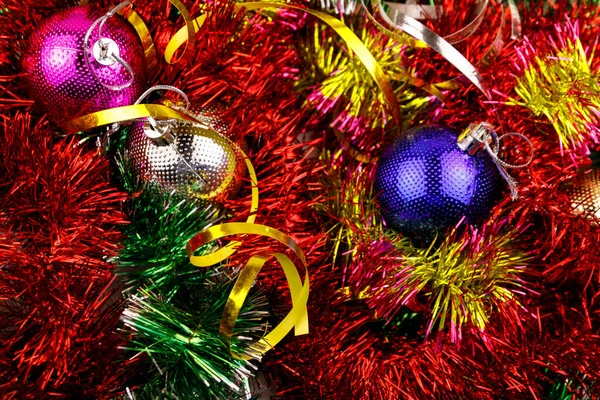 Kerstcompositie Met Kerstballen Veelkleurig Knutselwerk Kerstballen Helder Tinsel Close — Stockfoto