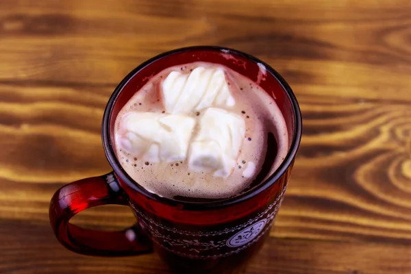 Ahşap Masada Eritilmiş Marshmallow Ile Sıcak Çikolata Fincan — Stok fotoğraf